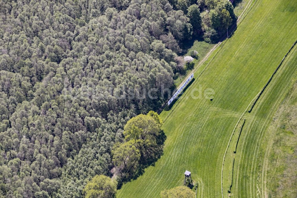 Luftbild Hoppegarten - Rennstrecke und Springreitanlagen der Pferde- Rennbahn in Hoppegarten im Bundesland Brandenburg