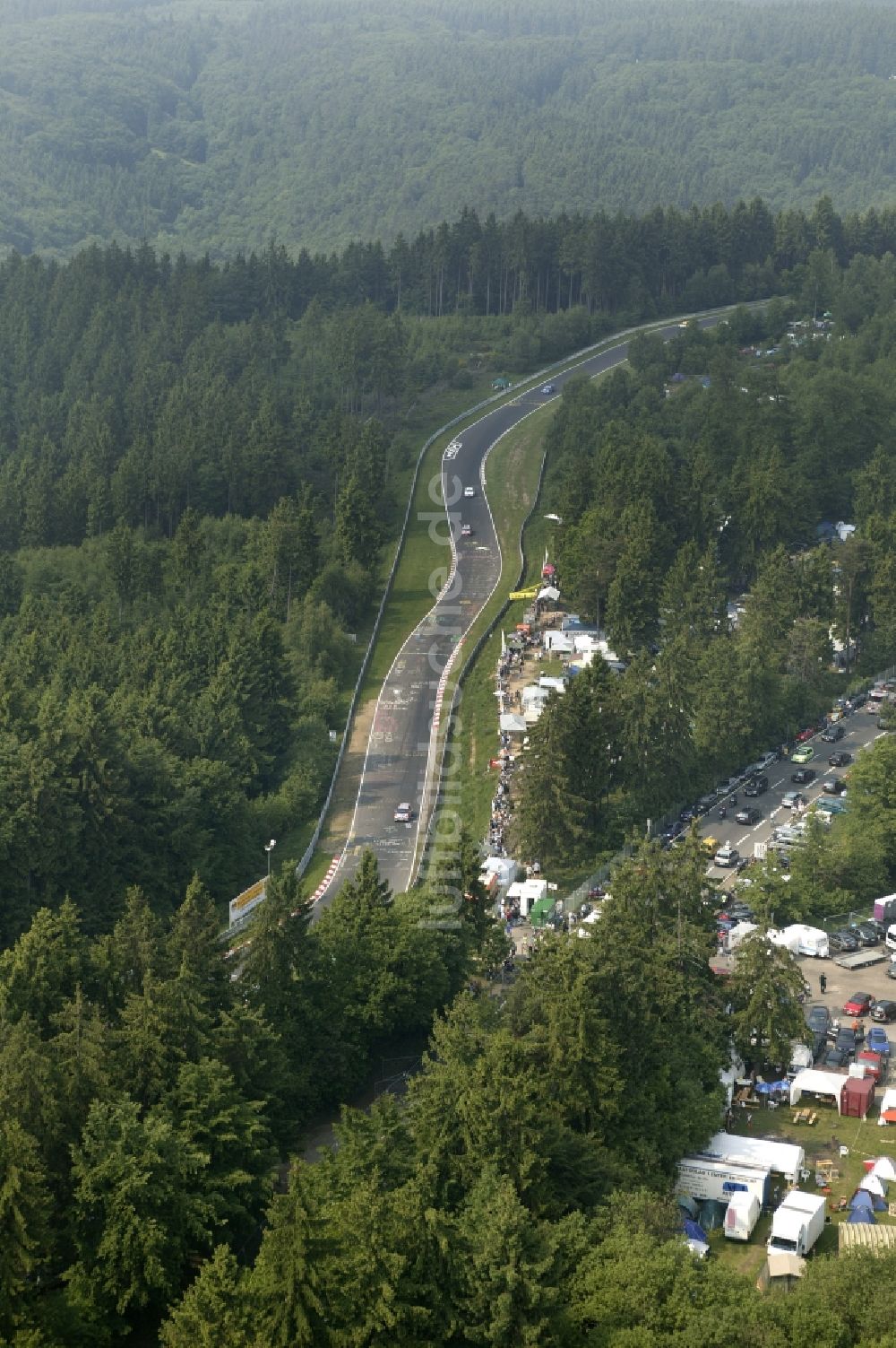 Luftaufnahme Nürburg - Renntag an der Formel 1 Rennstrecke Nürburgring in Nürburg im Bundesland Rheinland-Pfalz