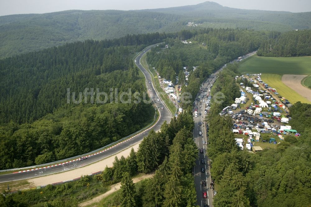 Nürburg aus der Vogelperspektive: Renntag an der Formel 1 Rennstrecke Nürburgring in Nürburg im Bundesland Rheinland-Pfalz