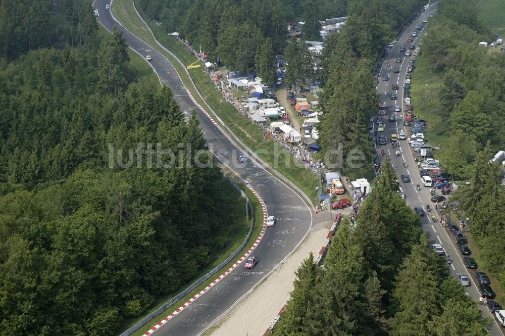 Luftbild Nürburg - Renntag an der Formel 1 Rennstrecke Nürburgring in Nürburg im Bundesland Rheinland-Pfalz