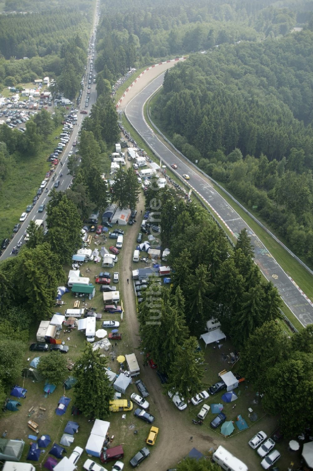 Nürburg von oben - Renntag an der Formel 1 Rennstrecke Nürburgring in Nürburg im Bundesland Rheinland-Pfalz