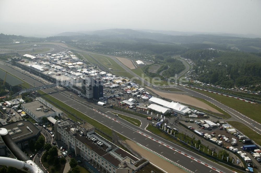 Nürburg aus der Vogelperspektive: Renntag an der Formel 1 Rennstrecke Nürburgring in Nürburg im Bundesland Rheinland-Pfalz