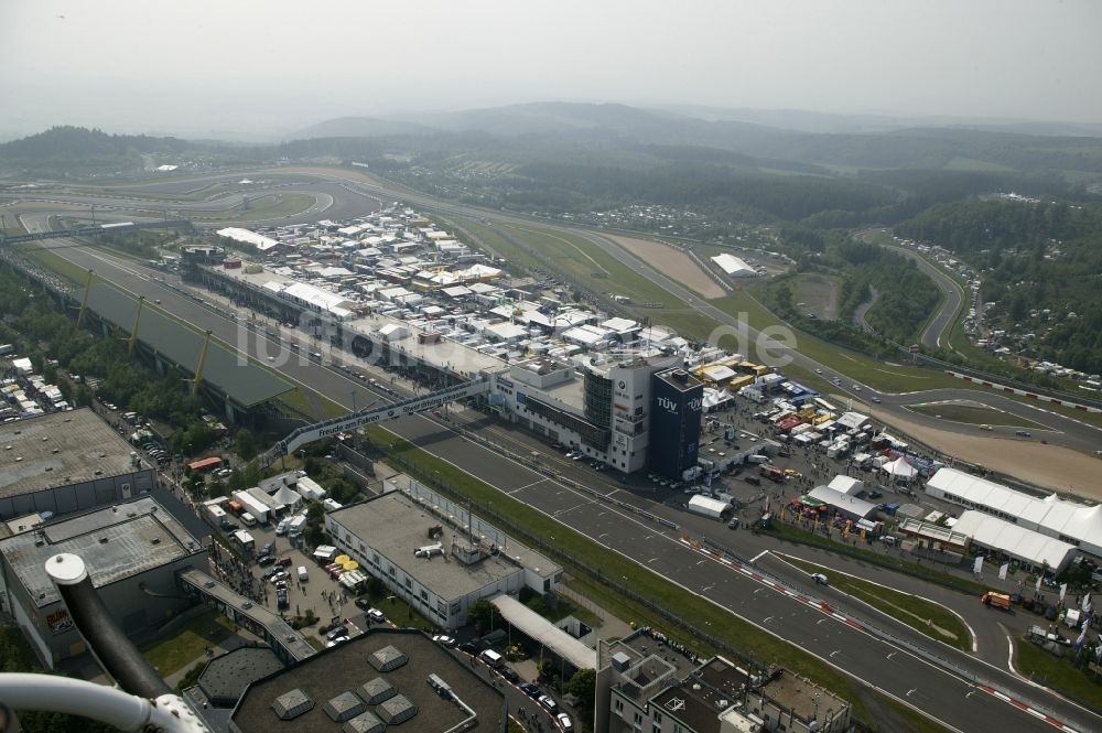 Luftbild Nürburg - Renntag an der Formel 1 Rennstrecke Nürburgring in Nürburg im Bundesland Rheinland-Pfalz