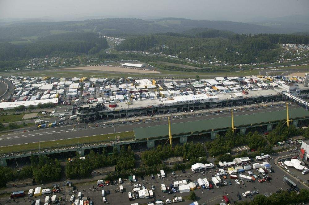 Luftaufnahme Nürburg - Renntag an der Formel 1 Rennstrecke Nürburgring in Nürburg im Bundesland Rheinland-Pfalz