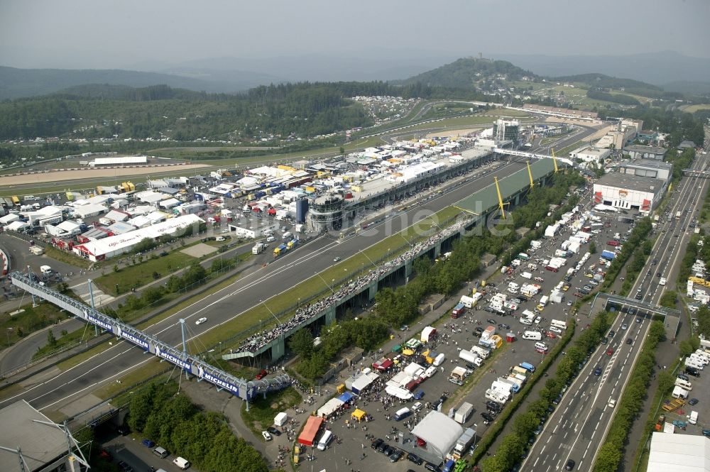 Nürburg von oben - Renntag an der Formel 1 Rennstrecke Nürburgring in Nürburg im Bundesland Rheinland-Pfalz