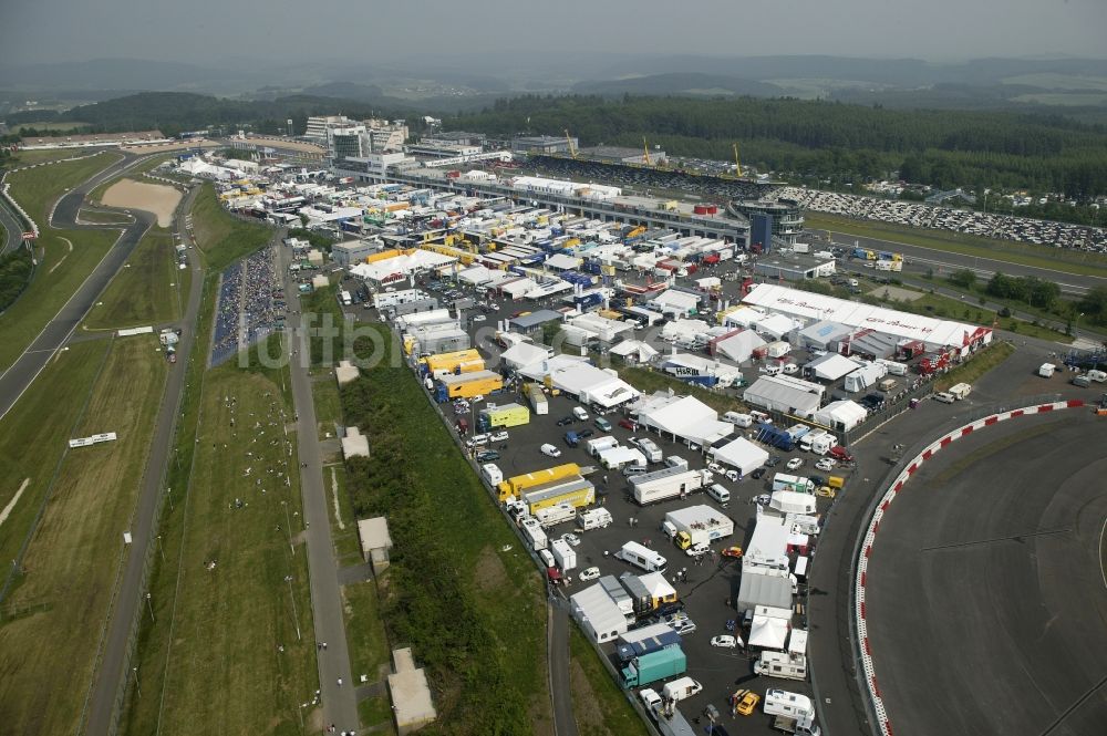 Nürburg aus der Vogelperspektive: Renntag an der Formel 1 Rennstrecke Nürburgring in Nürburg im Bundesland Rheinland-Pfalz