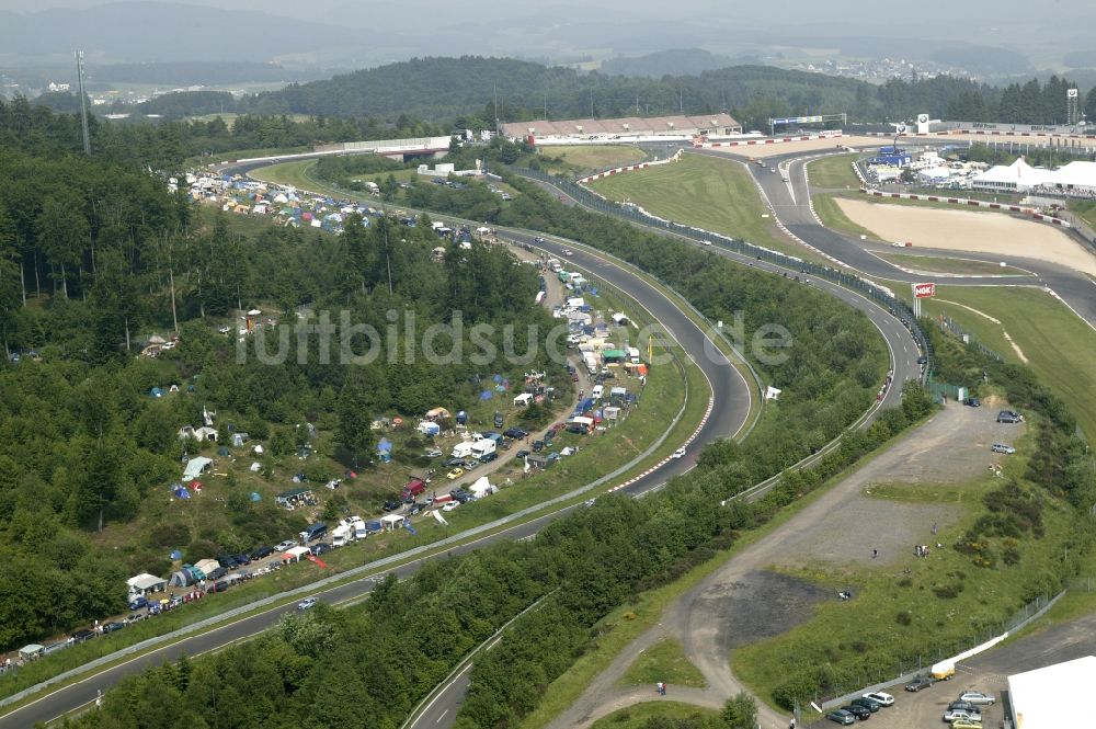 Luftbild Nürburg - Renntag an der Formel 1 Rennstrecke Nürburgring in Nürburg im Bundesland Rheinland-Pfalz