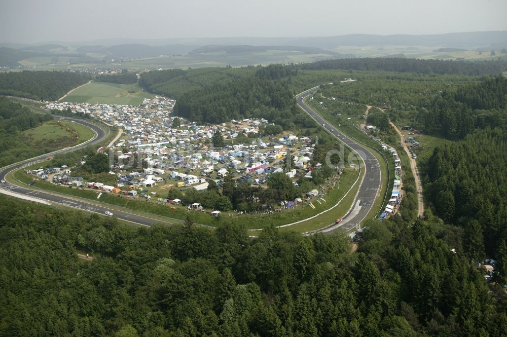 Nürburg von oben - Renntag an der Formel 1 Rennstrecke Nürburgring in Nürburg im Bundesland Rheinland-Pfalz