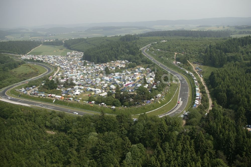 Nürburg aus der Vogelperspektive: Renntag an der Formel 1 Rennstrecke Nürburgring in Nürburg im Bundesland Rheinland-Pfalz