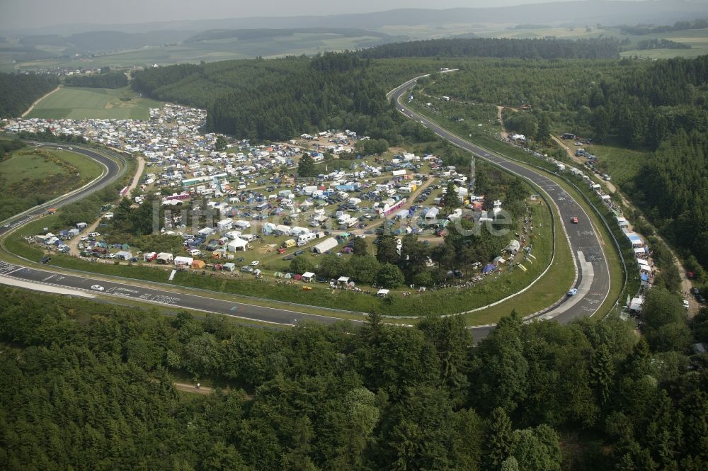 Luftbild Nürburg - Renntag an der Formel 1 Rennstrecke Nürburgring in Nürburg im Bundesland Rheinland-Pfalz