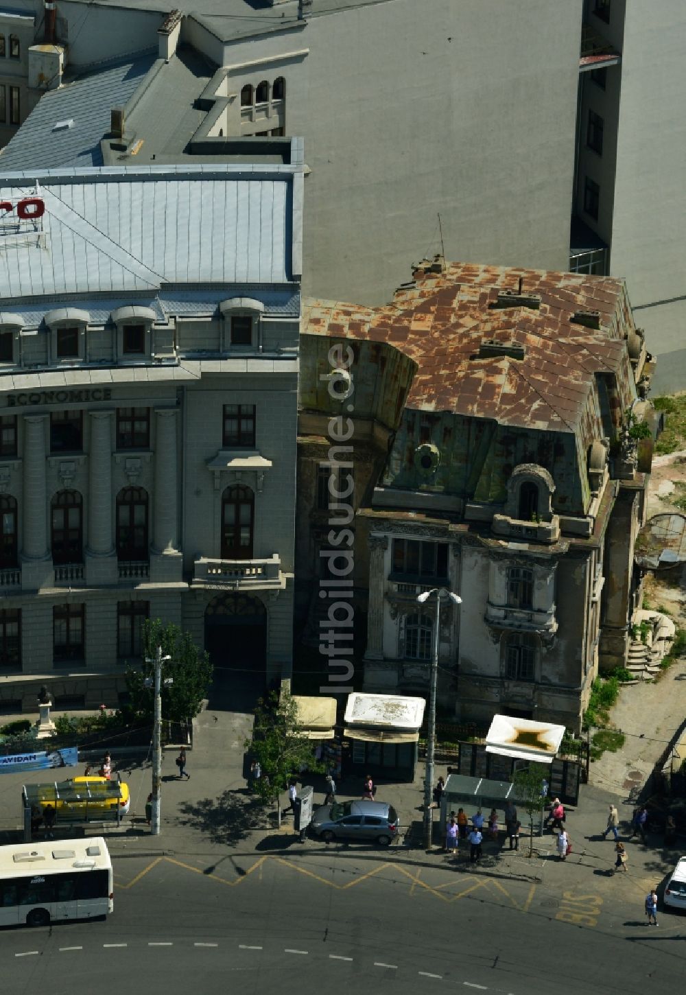 Bukarest von oben - Renoviertes Gebäude der Academia de Studia Sconomicein ASE Cladirea Ion Angelescu an der Strada Caderea in Bukarest in Rumänien