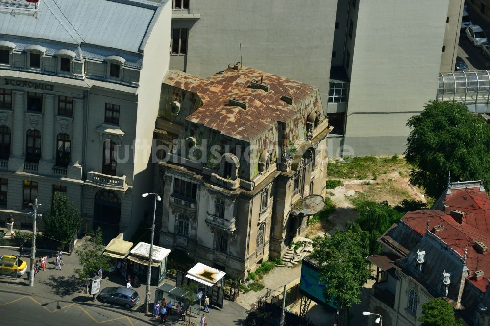 Bukarest aus der Vogelperspektive: Renoviertes Gebäude der Academia de Studia Sconomicein ASE Cladirea Ion Angelescu an der Strada Caderea in Bukarest in Rumänien