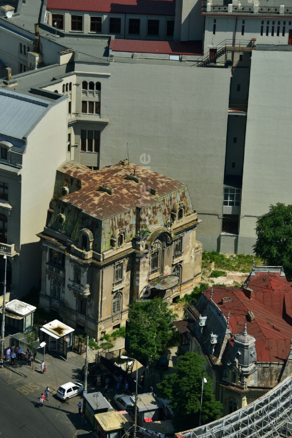 Luftbild Bukarest - Renoviertes Gebäude der Academia de Studia Sconomicein ASE Cladirea Ion Angelescu an der Strada Caderea in Bukarest in Rumänien