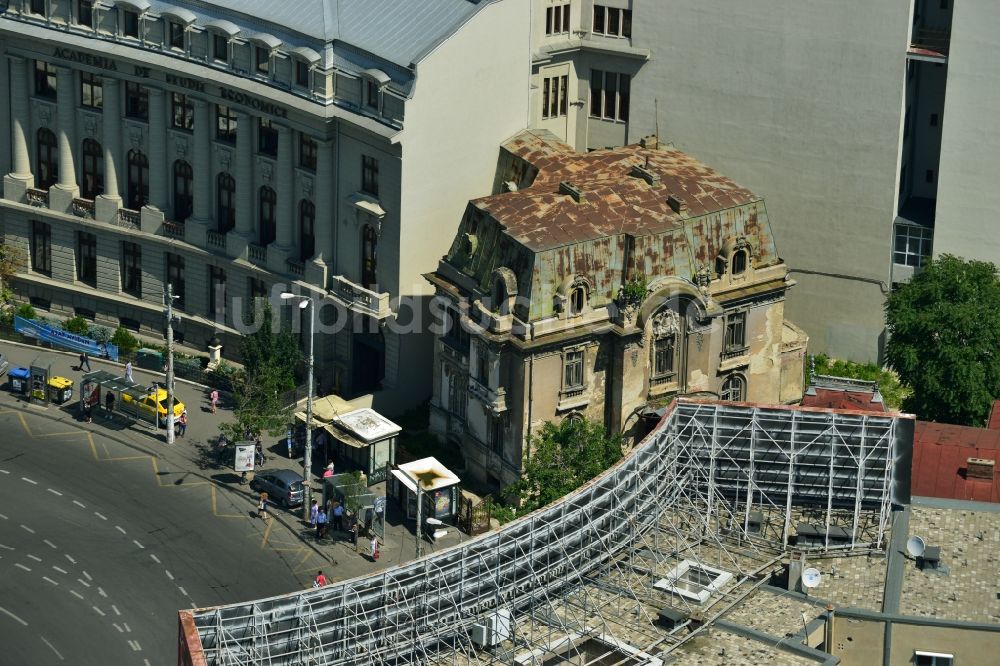 Luftaufnahme Bukarest - Renoviertes Gebäude der Academia de Studia Sconomicein ASE Cladirea Ion Angelescu an der Strada Caderea in Bukarest in Rumänien