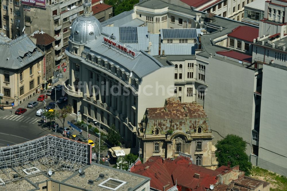 Bukarest von oben - Renoviertes Gebäude der Academia de Studia Sconomicein ASE Cladirea Ion Angelescu an der Strada Caderea in Bukarest in Rumänien