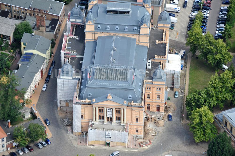 Schwerin aus der Vogelperspektive: Renovierung der Fassade des Gebäudes des Mecklenburgischen Staatstheater in Schwerin