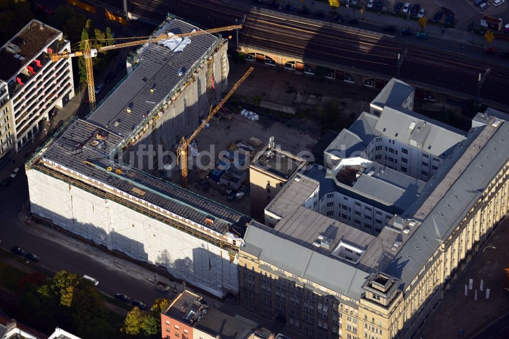 Luftbild Berlin - Renovierungsarbeiten am Büro- Gebäude Schicklerhaus an der Littenstraße in Berlin- Mitte