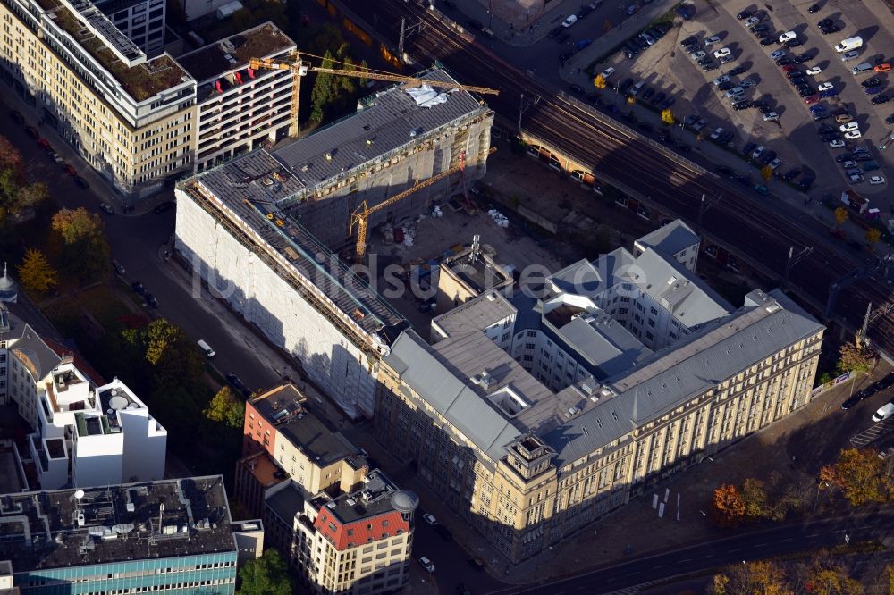 Luftaufnahme Berlin - Renovierungsarbeiten am Büro- Gebäude Schicklerhaus an der Littenstraße in Berlin- Mitte