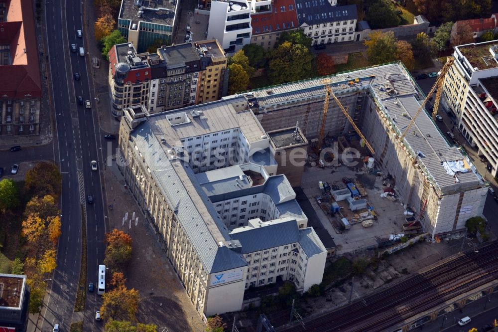 Berlin von oben - Renovierungsarbeiten am Büro- Gebäude Schicklerhaus an der Littenstraße in Berlin- Mitte