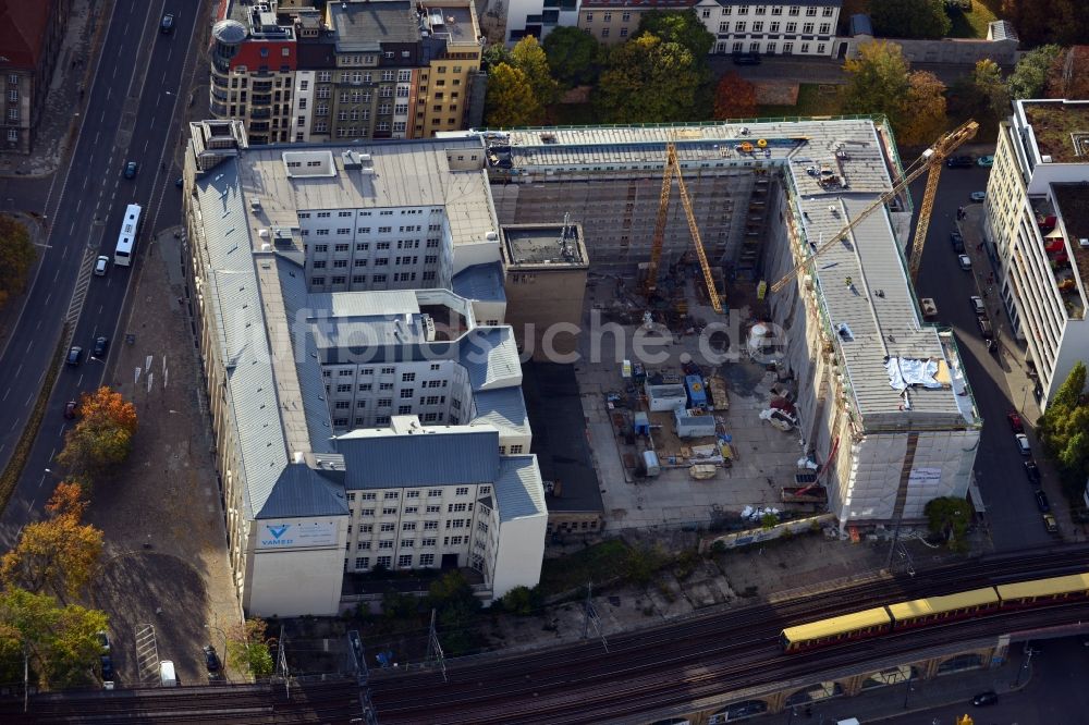 Berlin aus der Vogelperspektive: Renovierungsarbeiten am Büro- Gebäude Schicklerhaus an der Littenstraße in Berlin- Mitte