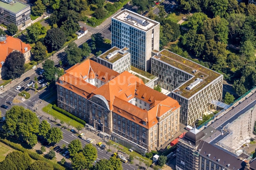 Düsseldorf aus der Vogelperspektive: Renovierungsarbeiten an der Fassade des Gerichts- Gebäudekomplex des Oberlandesgericht Düsseldorf in Düsseldorf im Bundesland Nordrhein-Westfalen, Deutschland