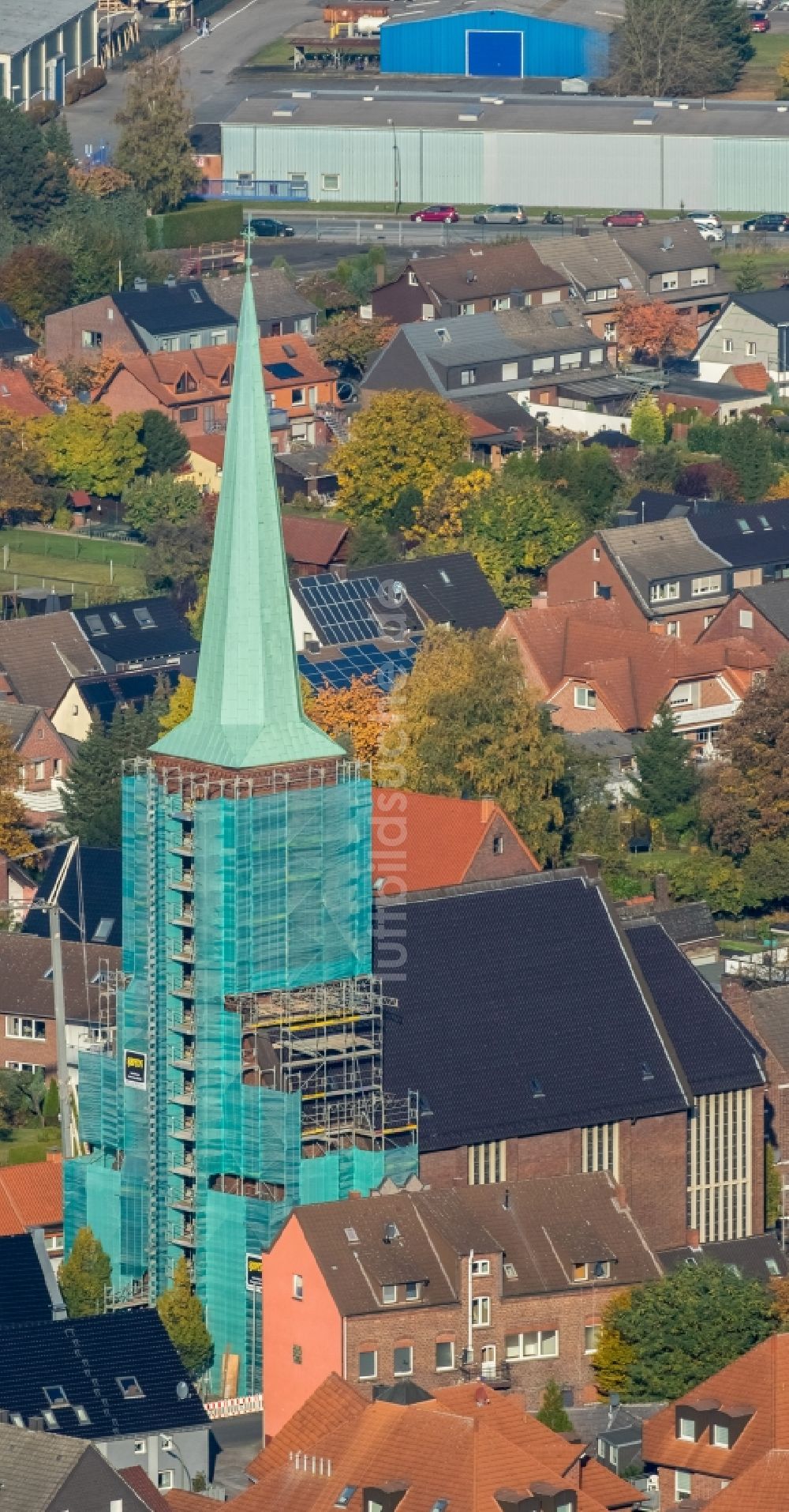 Luftaufnahme Hamm - Renovierungsarbeiten an dem Kirchengebäude des katholischen Pfarramts St. Pankratiuskirche in Hamm im Bundesland Nordrhein-Westfalen in Hamm im Bundesland Nordrhein-Westfalen