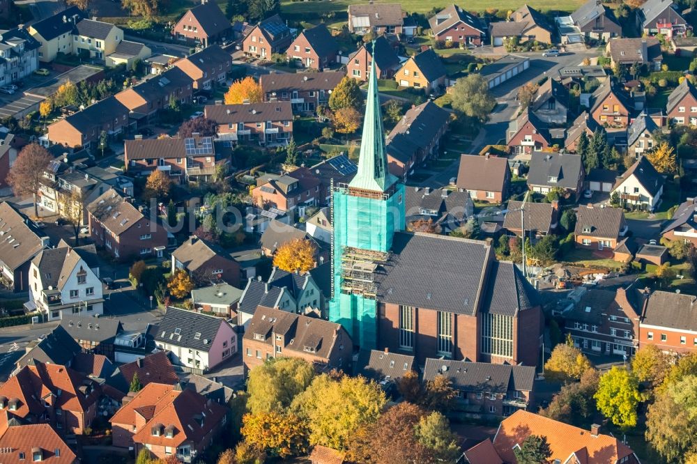 Hamm von oben - Renovierungsarbeiten an dem Kirchengebäude des katholischen Pfarramts St. Pankratiuskirche in Hamm im Bundesland Nordrhein-Westfalen in Hamm im Bundesland Nordrhein-Westfalen