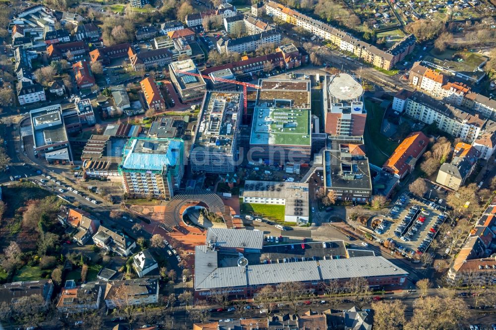 Bochum aus der Vogelperspektive: Renovierungsarbeiten nach dem Brand am Gebäude des Universitätsklinikum Bergmannsheil in Bochum im Bundesland Nordrhein-Westfalen