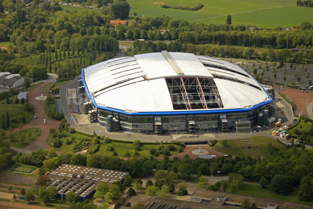 Luftaufnahme GELSENKIRCHEN - Reparaturarbeiten auf dem Dach der Schalke - Arena in Gelsenkirchen