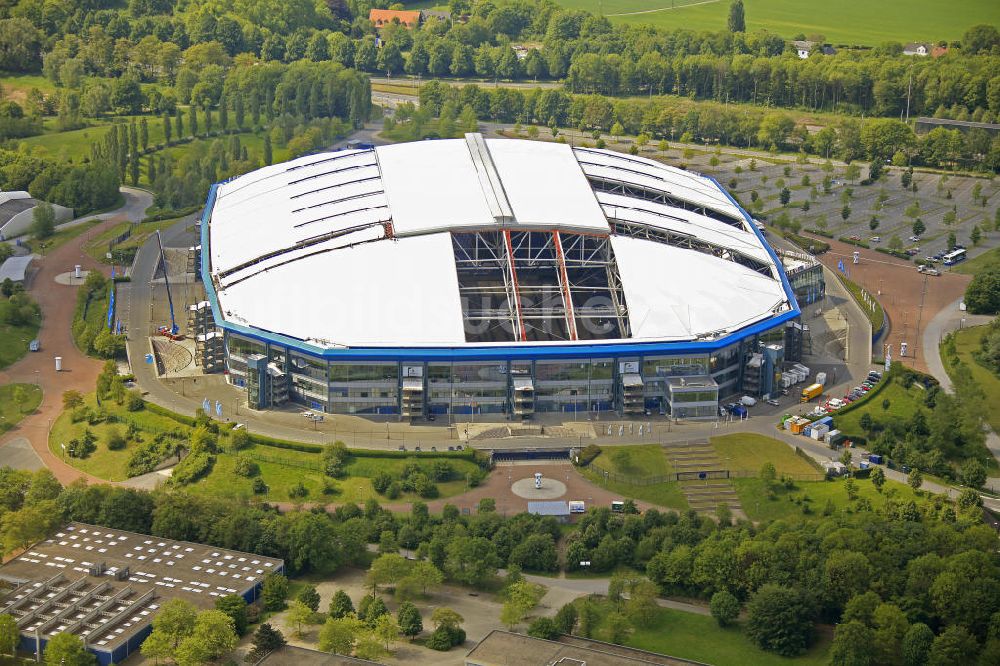 GELSENKIRCHEN von oben - Reparaturarbeiten auf dem Dach der Schalke - Arena in Gelsenkirchen