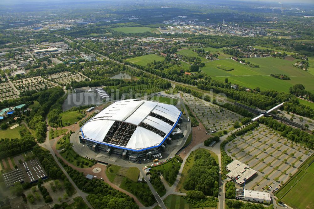 GELSENKIRCHEN aus der Vogelperspektive: Reparaturarbeiten auf dem Dach der Schalke - Arena in Gelsenkirchen