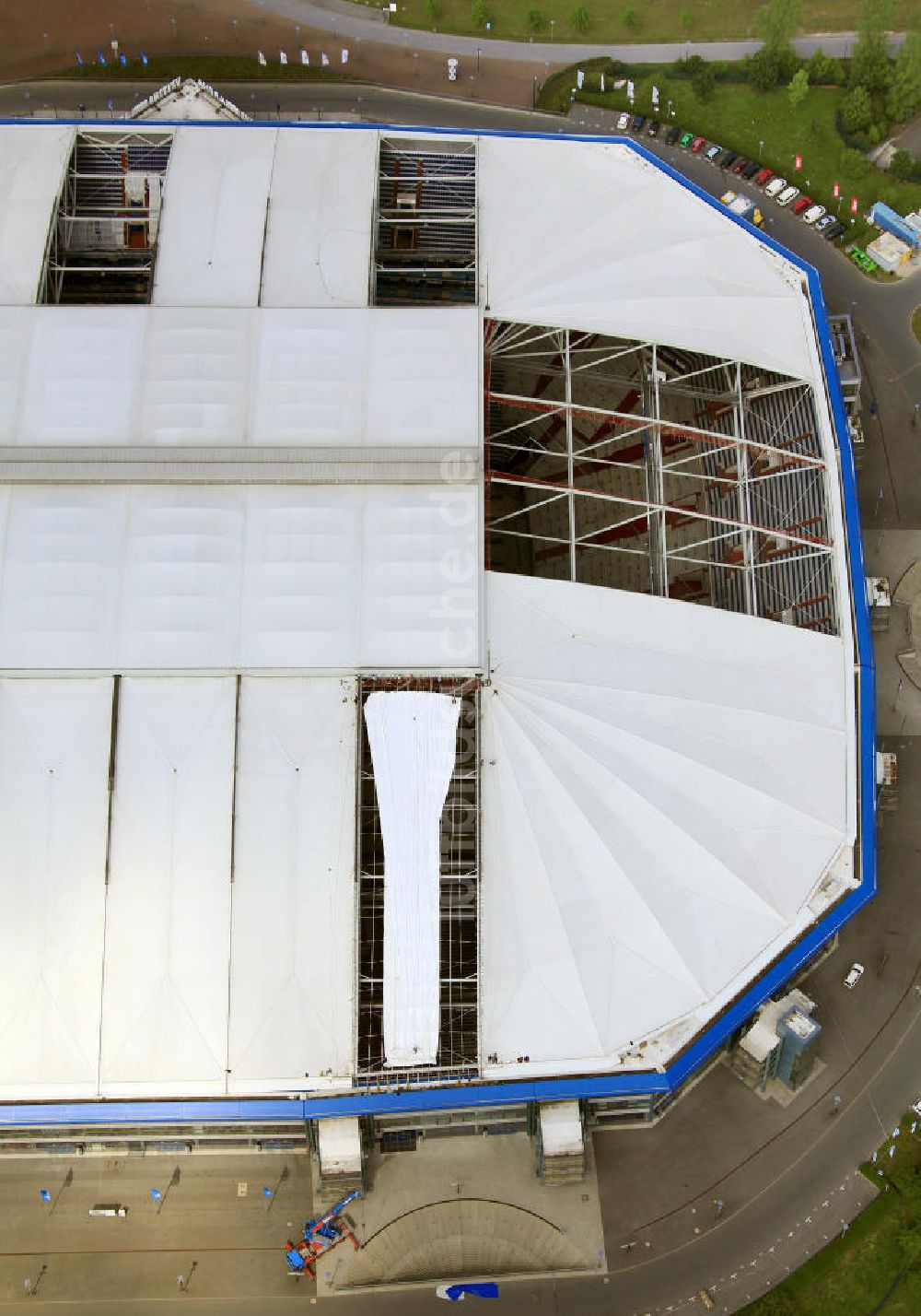 GELSENKIRCHEN aus der Vogelperspektive: Reparaturarbeiten auf dem Dach der Schalke - Arena in Gelsenkirchen