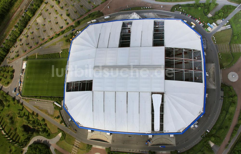 Luftbild GELSENKIRCHEN - Reparaturarbeiten auf dem Dach der Schalke - Arena in Gelsenkirchen