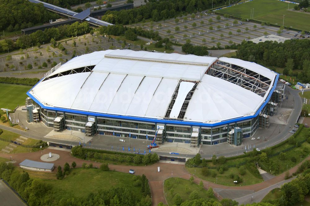 Luftaufnahme GELSENKIRCHEN - Reparaturarbeiten auf dem Dach der Schalke - Arena in Gelsenkirchen