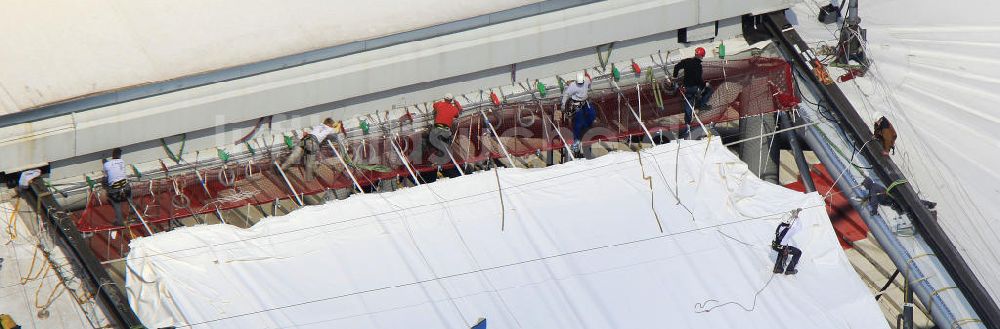 GELSENKIRCHEN aus der Vogelperspektive: Reparaturarbeiten auf dem Dach der Schalke - Arena in Gelsenkirchen