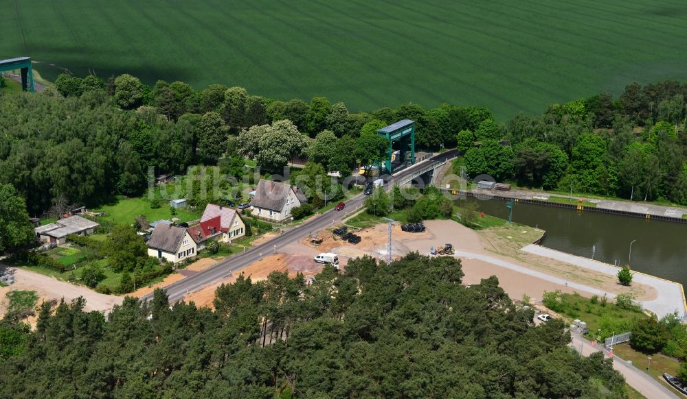 Niegripp aus der Vogelperspektive: Reparaturarbeiten der Hochwasser - Schäden an der L52 Neue Schleuse in Niegripp im Bundesland Sachsen-Anhalt