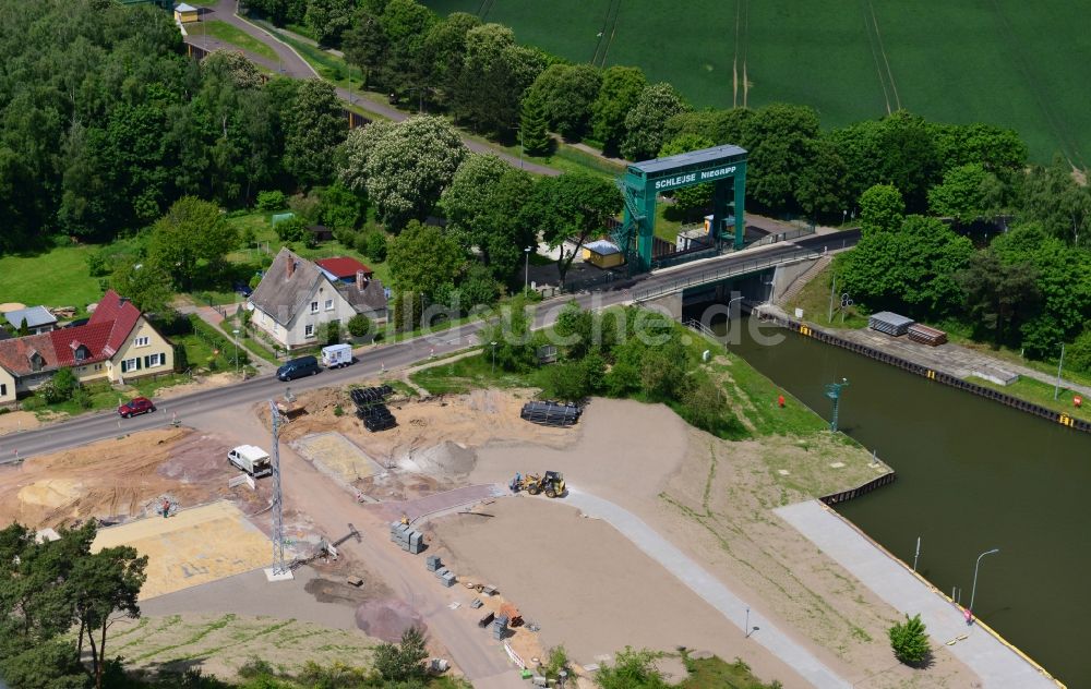 Luftbild Niegripp - Reparaturarbeiten der Hochwasser - Schäden an der L52 Neue Schleuse in Niegripp im Bundesland Sachsen-Anhalt