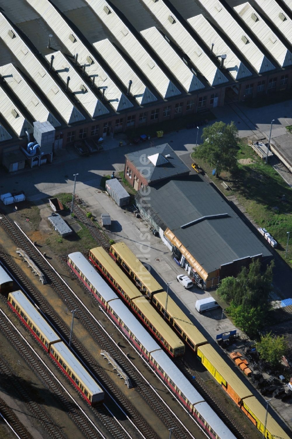 Luftbild Berlin - Reparaturhallen der S-Bahn-Hauptwerkstatt / Bahnbetriebswerk in Berlin-Schöneweide