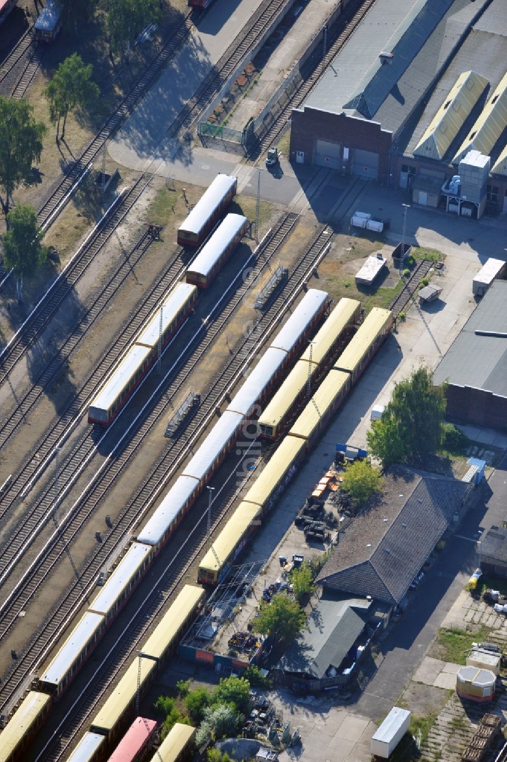 Berlin von oben - Reparaturhallen der S-Bahn-Hauptwerkstatt / Bahnbetriebswerk in Berlin-Schöneweide