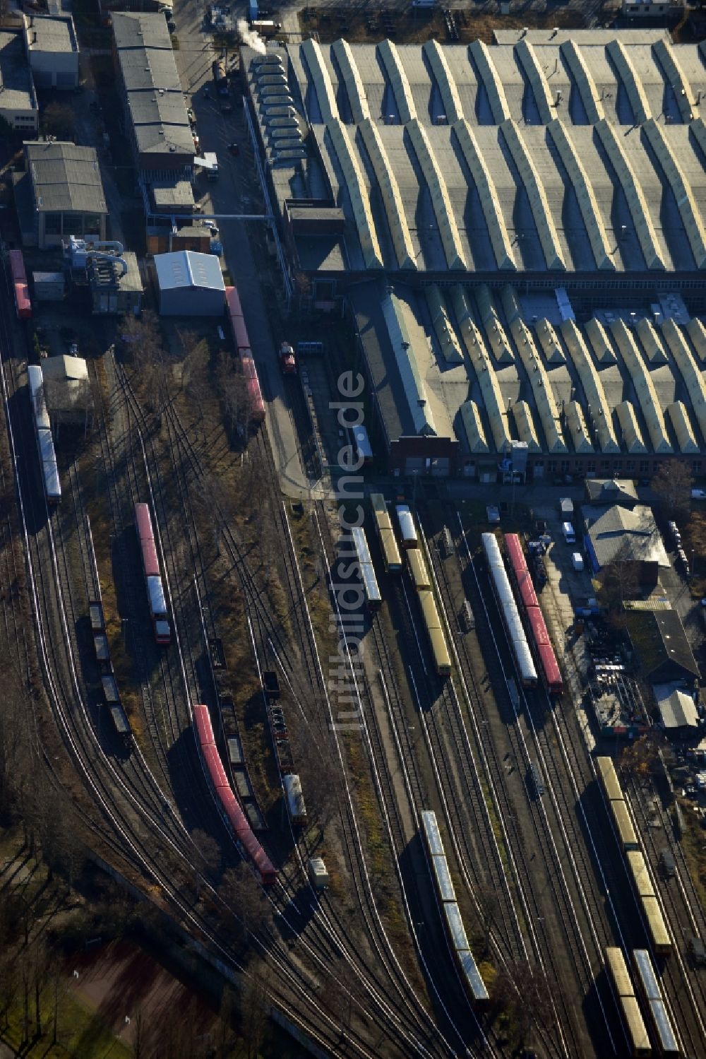 Berlin von oben - Reparaturhallen der S-Bahn- Hauptwerkstatt / Bahnbetriebswerk in Berlin-Schöneweide