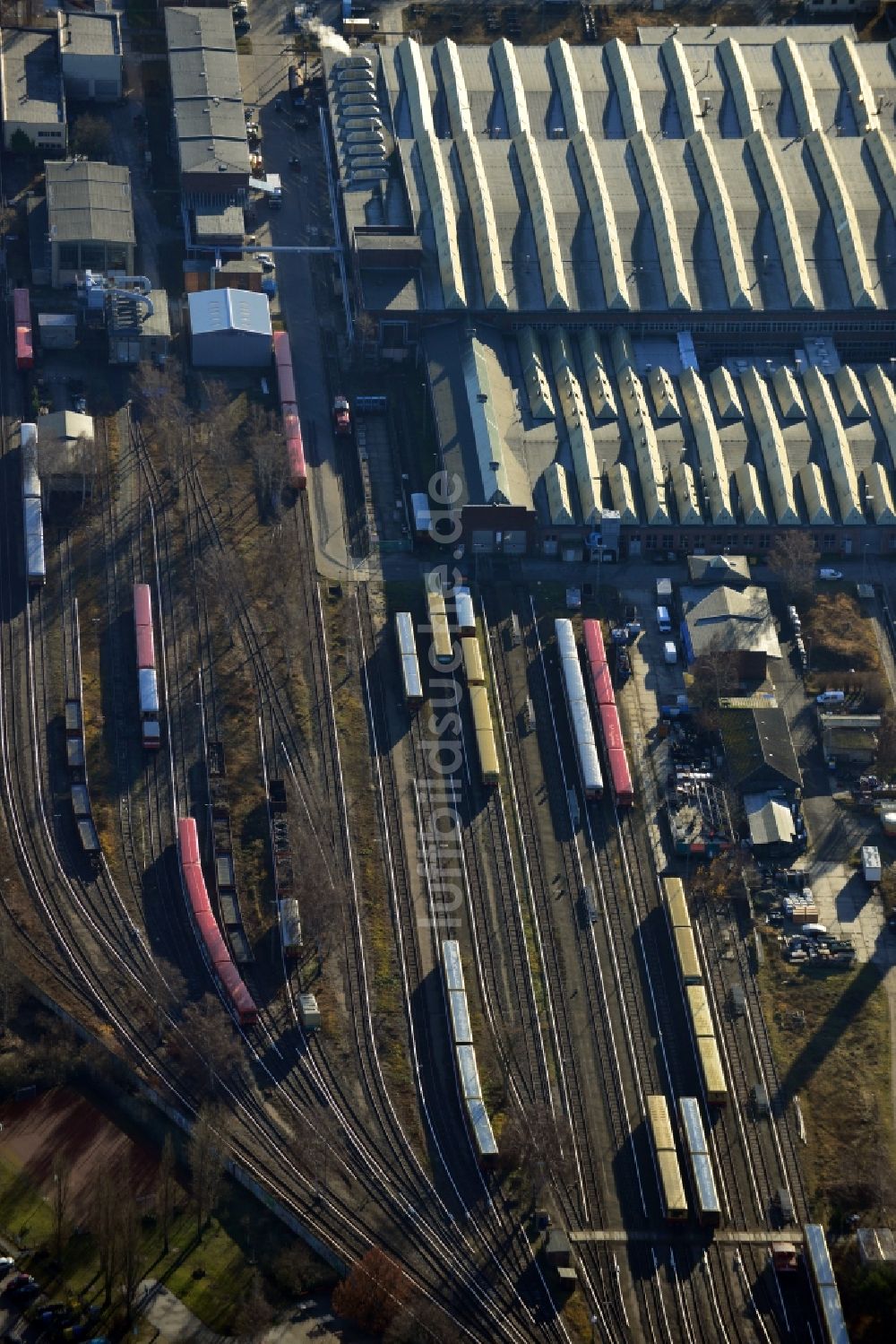 Berlin aus der Vogelperspektive: Reparaturhallen der S-Bahn- Hauptwerkstatt / Bahnbetriebswerk in Berlin-Schöneweide