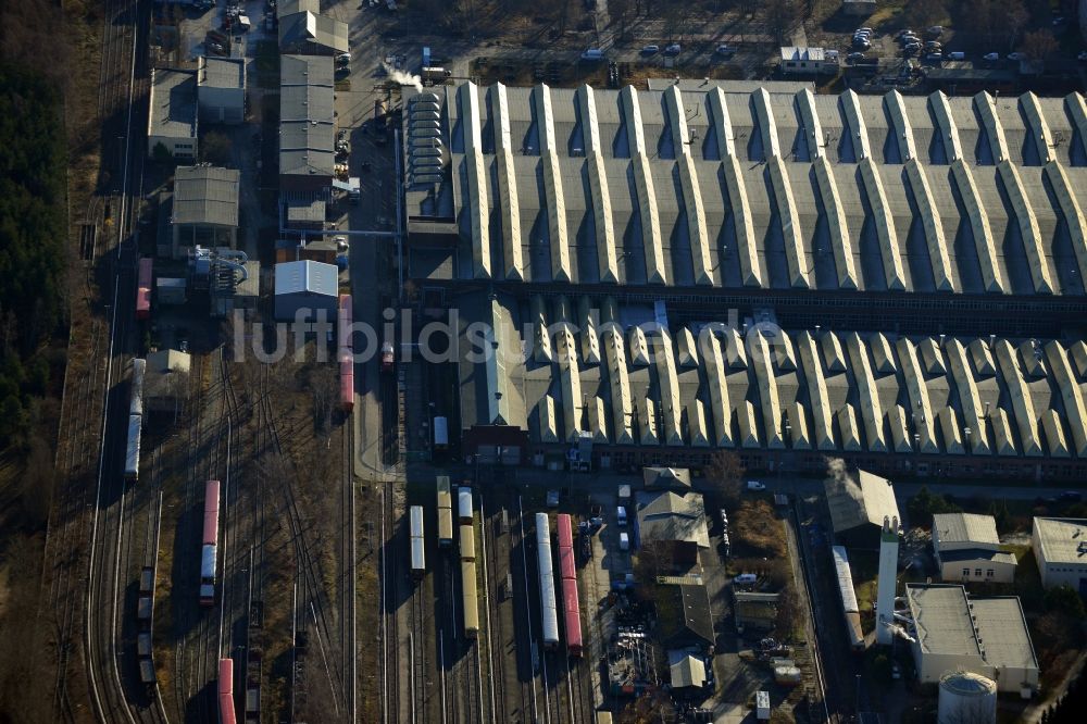 Luftbild Berlin - Reparaturhallen der S-Bahn- Hauptwerkstatt / Bahnbetriebswerk in Berlin-Schöneweide