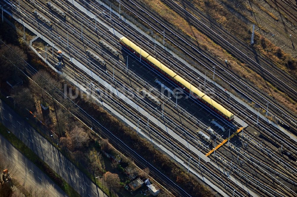 Berlin von oben - Reparaturhallen der S-Bahn- Hauptwerkstatt / Bahnbetriebswerk in Berlin-Schöneweide