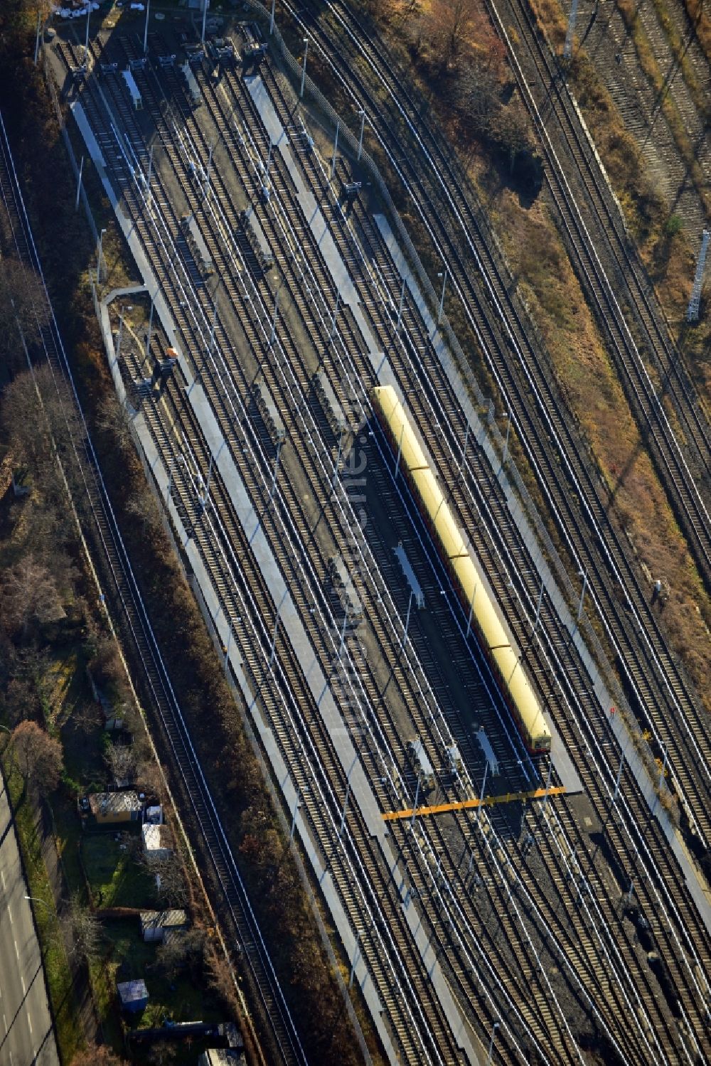 Berlin aus der Vogelperspektive: Reparaturhallen der S-Bahn- Hauptwerkstatt / Bahnbetriebswerk in Berlin-Schöneweide