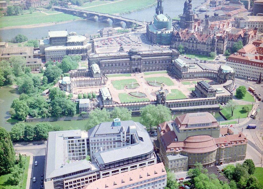 Dresden / Sachs. aus der Vogelperspektive: Repräsentanz der DRESDNER BANK am Dresdner Zwinger.