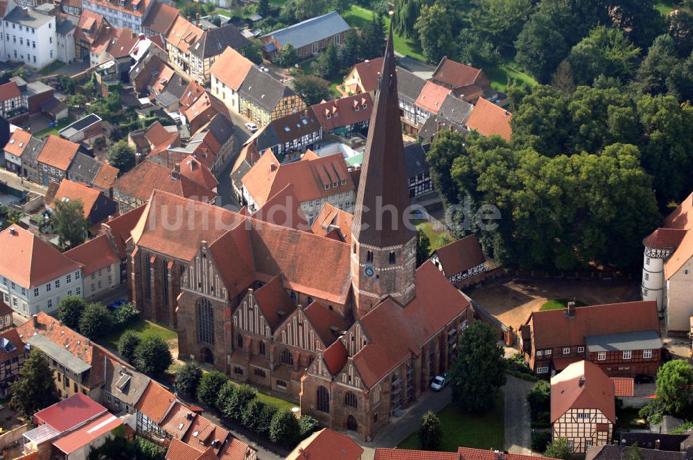 Luftbild Salzwedel - Repräsentativ für die Architektur der norddeutschen Backsteingotik ist Salzwedels ältestes Bauwerk, die Marienkirche