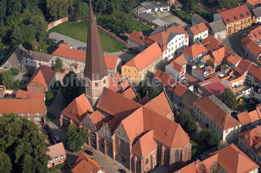 Luftaufnahme Salzwedel - Repräsentativ für die Architektur der norddeutschen Backsteingotik ist Salzwedels ältestes Bauwerk, die Marienkirche