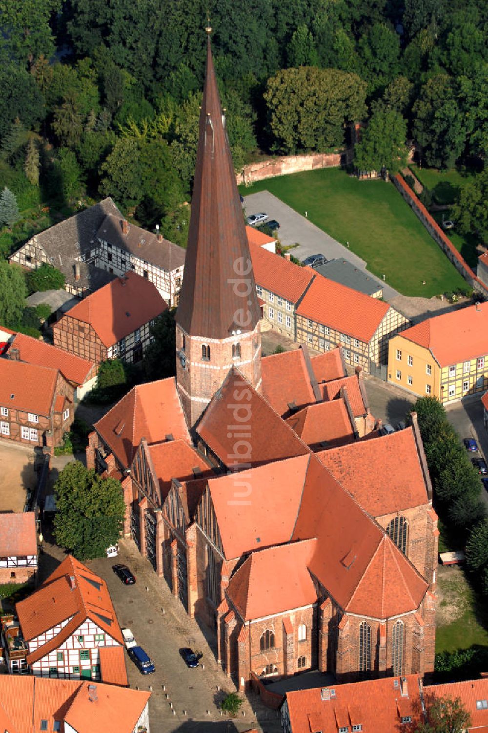 Salzwedel von oben - Repräsentativ für die Architektur der norddeutschen Backsteingotik ist Salzwedels ältestes Bauwerk, die Marienkirche