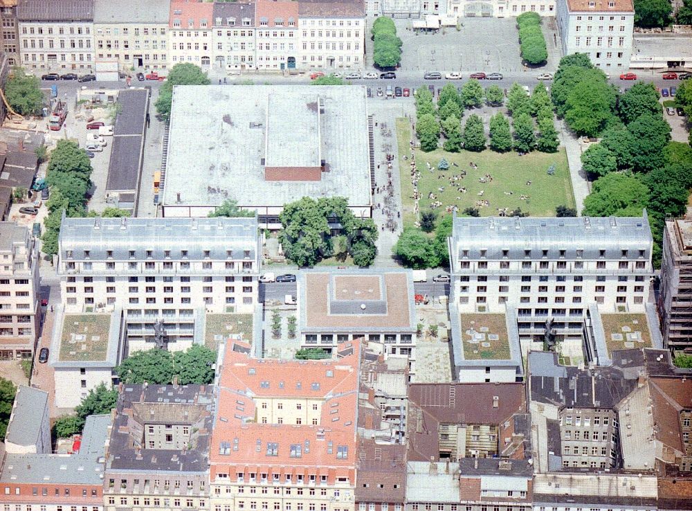 Berlin von oben - Residenz am Deutschen Theater an der Reinhardtstraße im Ortsteil Mitte in Berlin, Deutschland