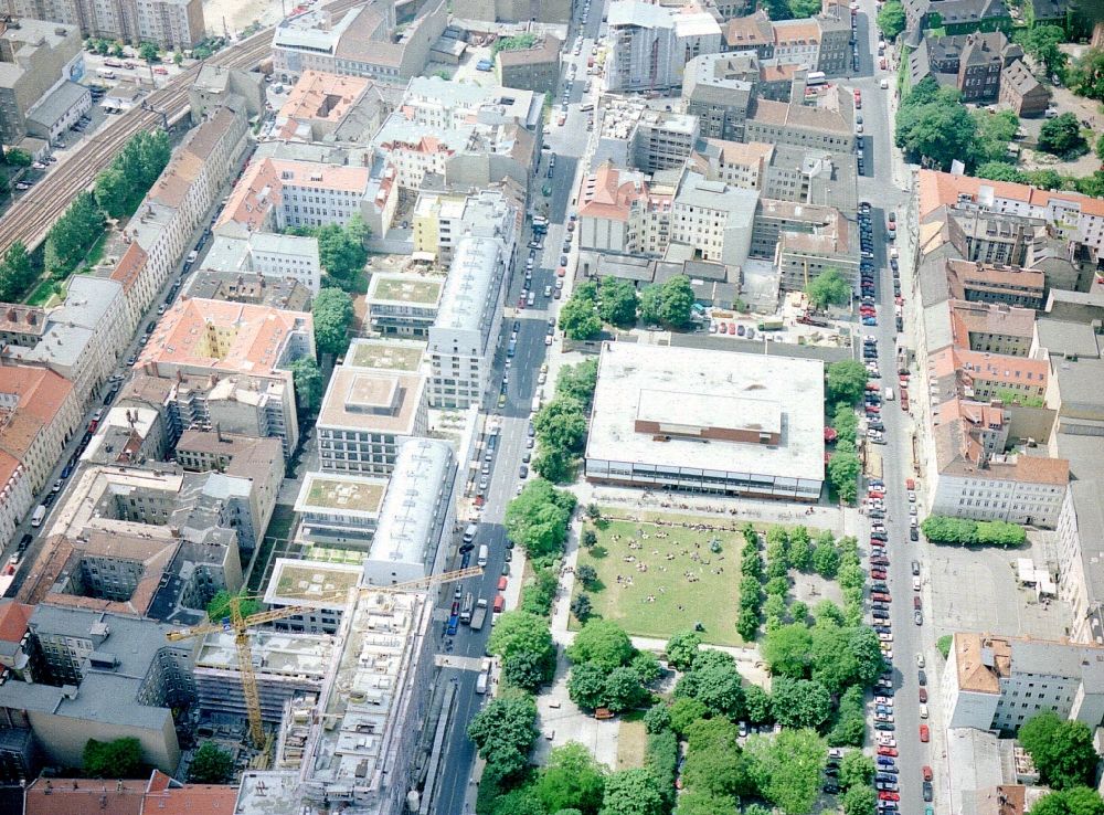 Berlin aus der Vogelperspektive: Residenz am Deutschen Theater an der Reinhardtstraße im Ortsteil Mitte in Berlin, Deutschland